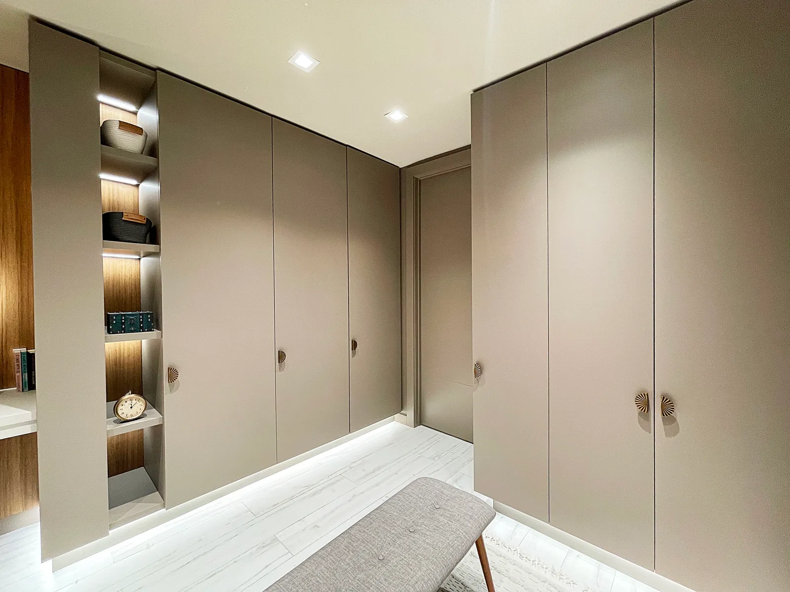Closet interior design by Yeko Studio — Photo 147